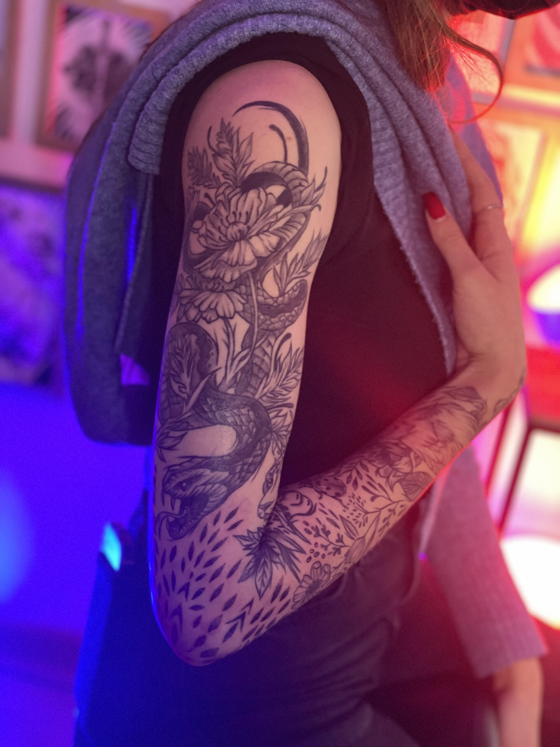 tatouage-bras-serpent-floral-tatoueur-strasbourg
