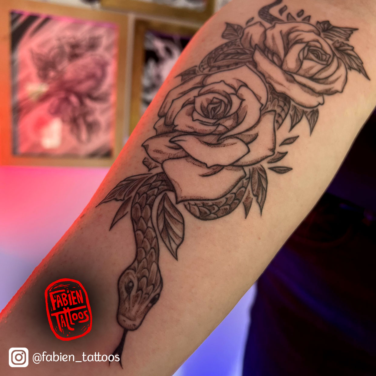 Photo tatouage serpent et roses sur avant bras