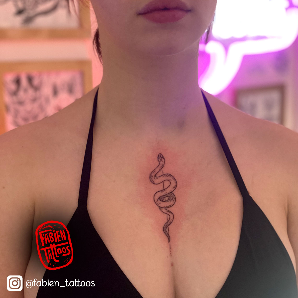 Photo tatouage serpent au dessus de la poitine