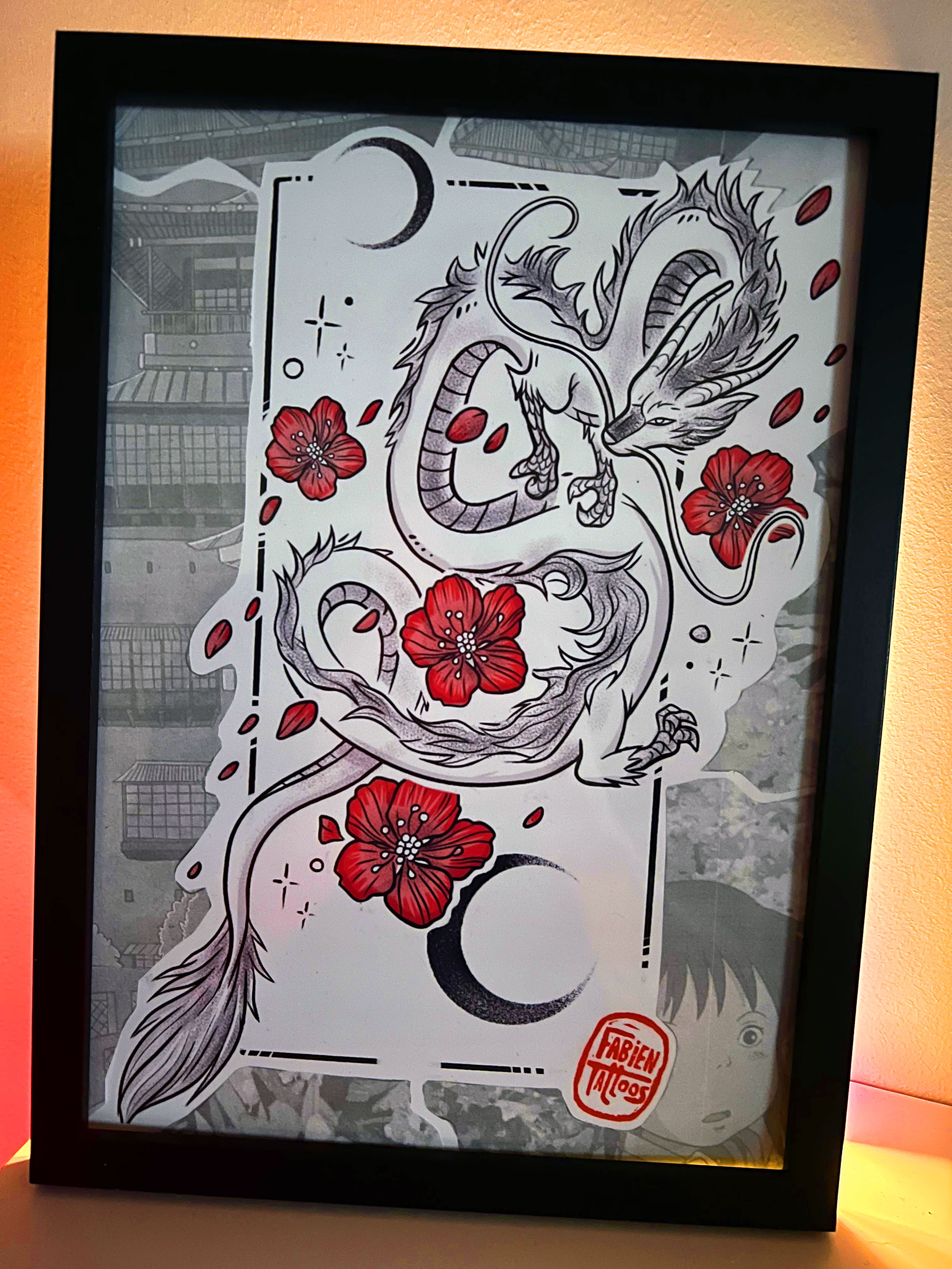 Image d'une illustration encadrée representant le Dragon Haku du voyage de Chihiro, réalisé par Fabien Tattoos, tatoueur à Strasbourg Brumath