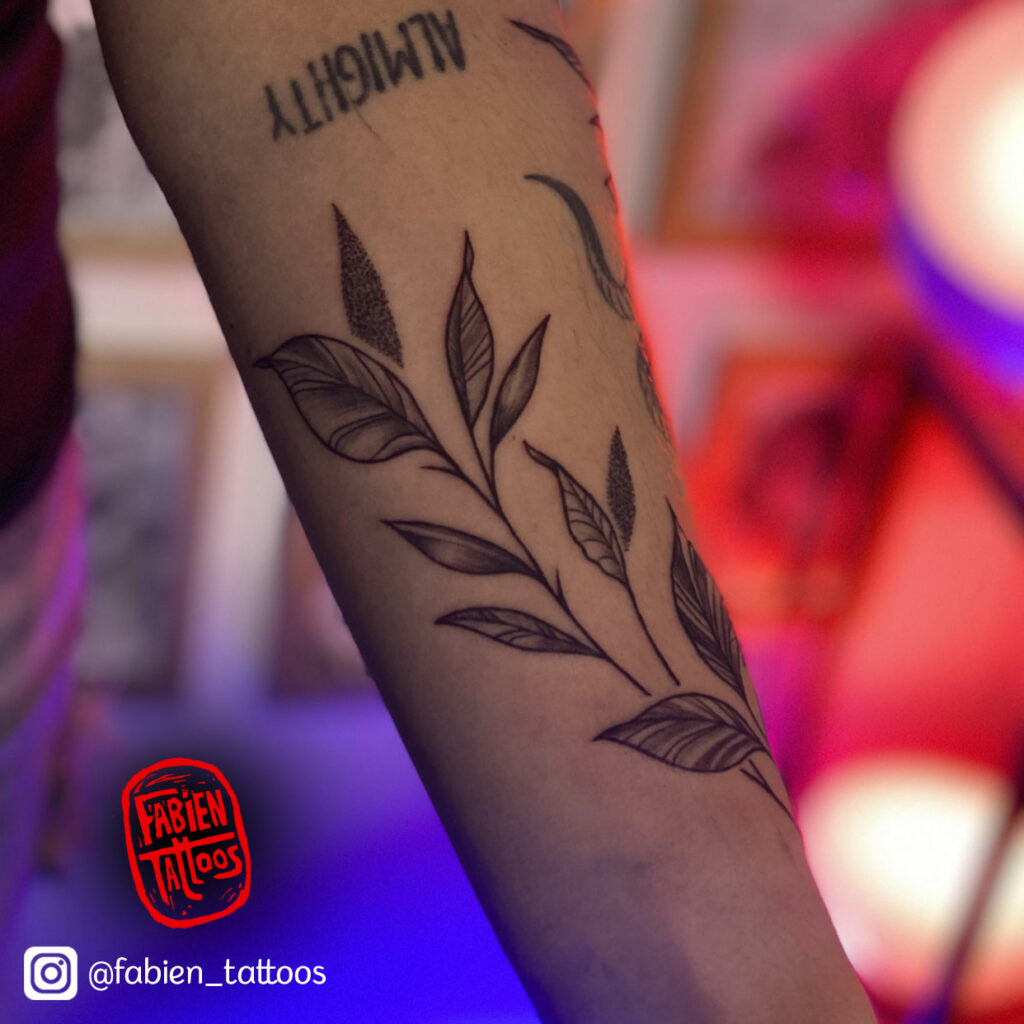 Tatouage floral sur bras tatoueur floral strasbourg