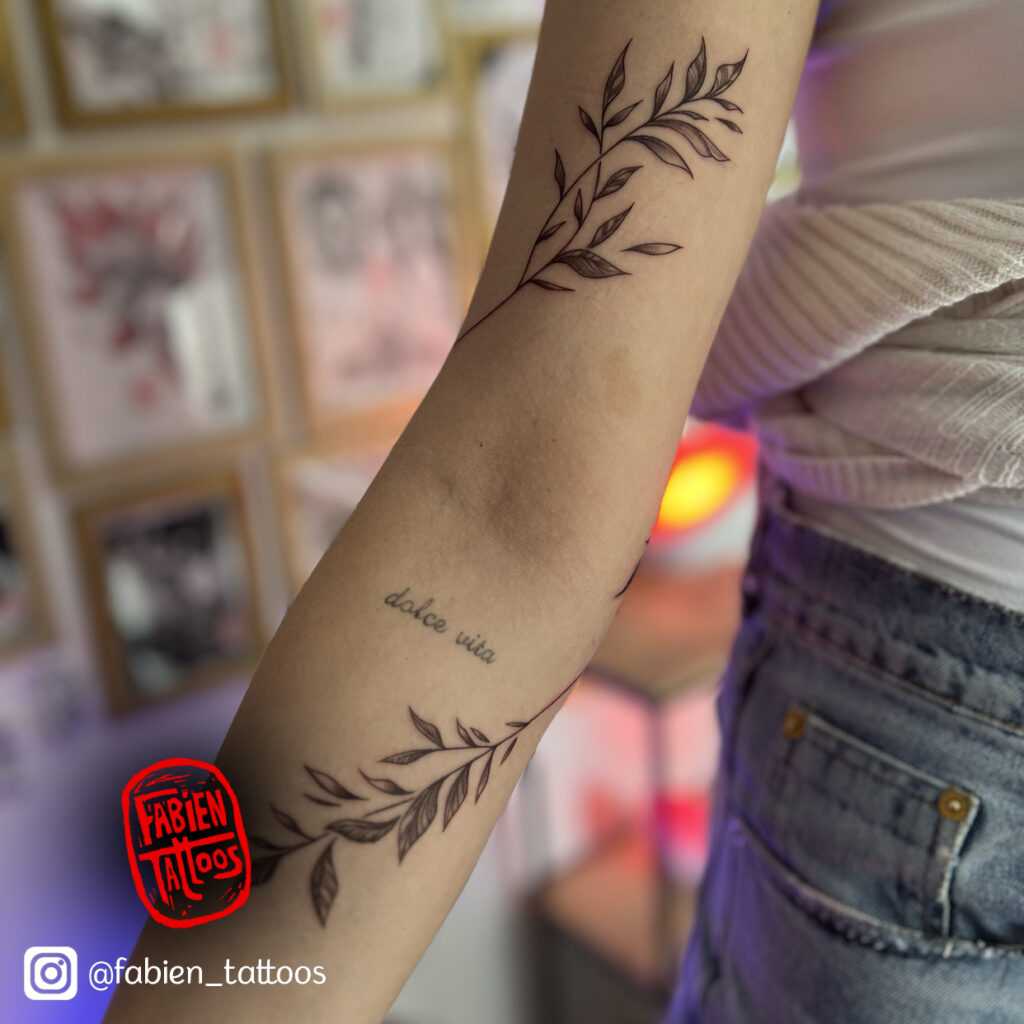 Tatouage floral feuilles tatoueur strasbourg