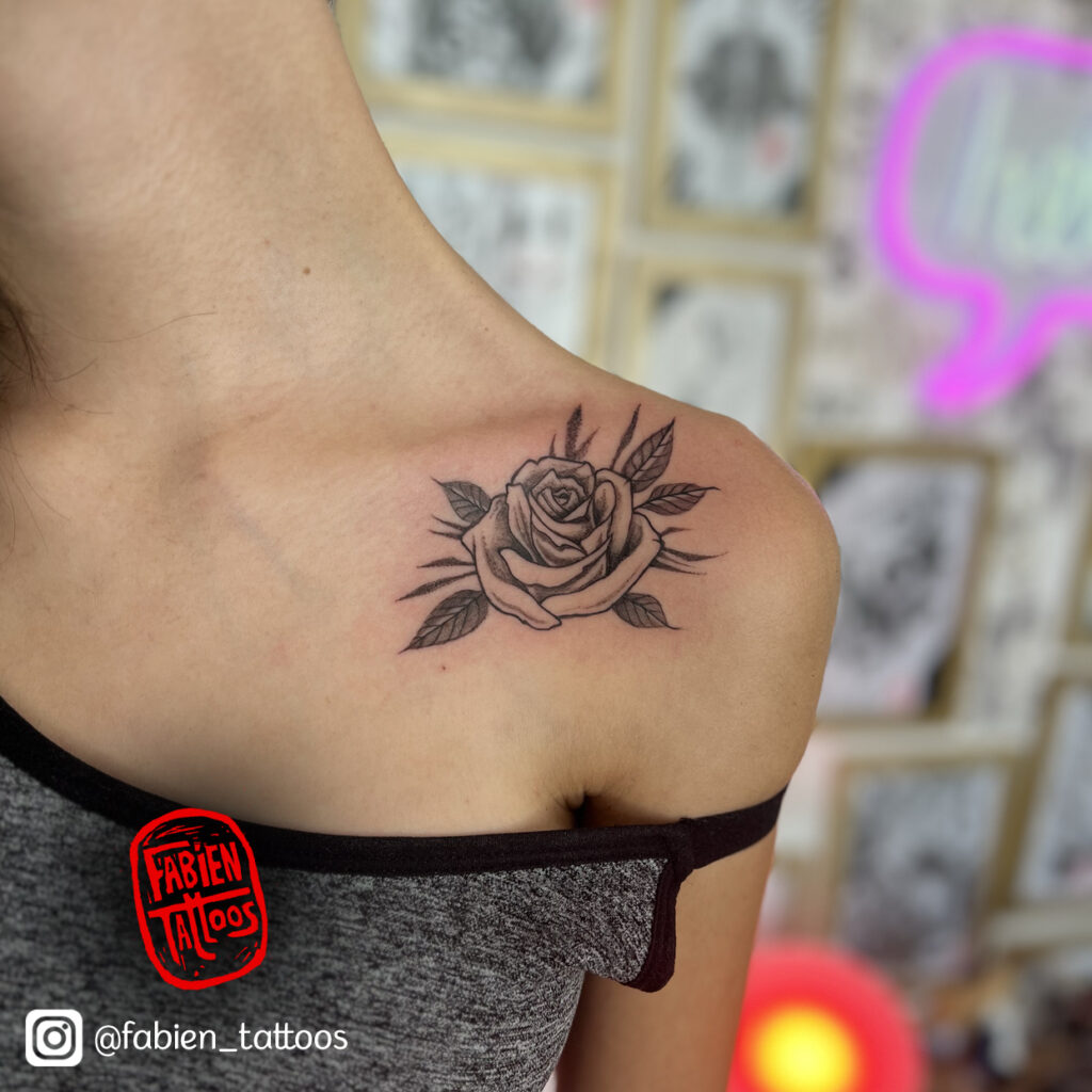 Tatouage Rose fleur clavicule tatoueur strasbourg