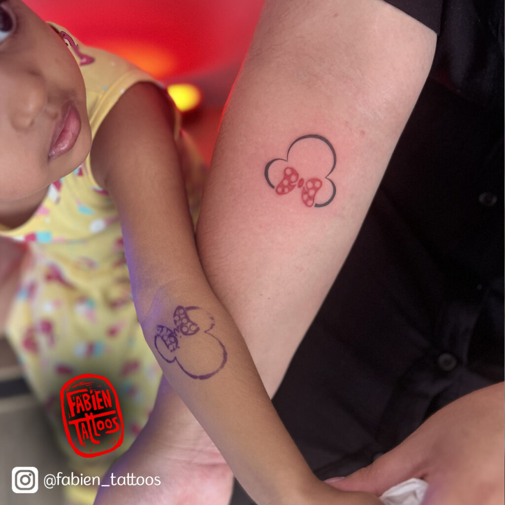 Tatouage Disney Mickey line art tatoueur strasbourg