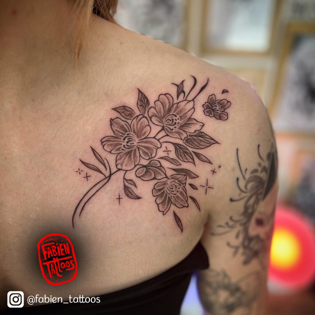 Tatouage floral fleur lignes fines tatoueur strasbourg