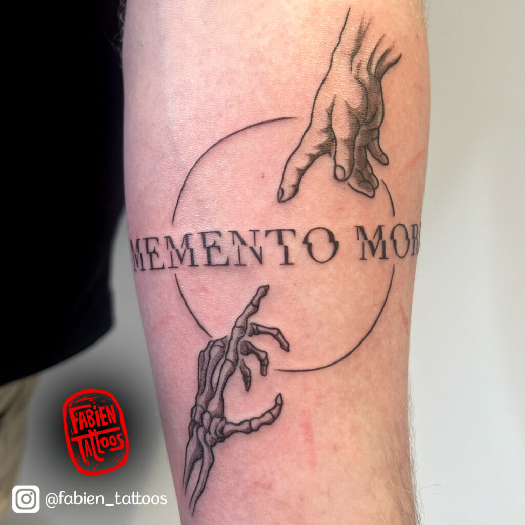 Tatouage memento mori lettrage tatoueur strasbourg