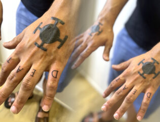 Tatouages mains doigts conseils douleur vieillissement
