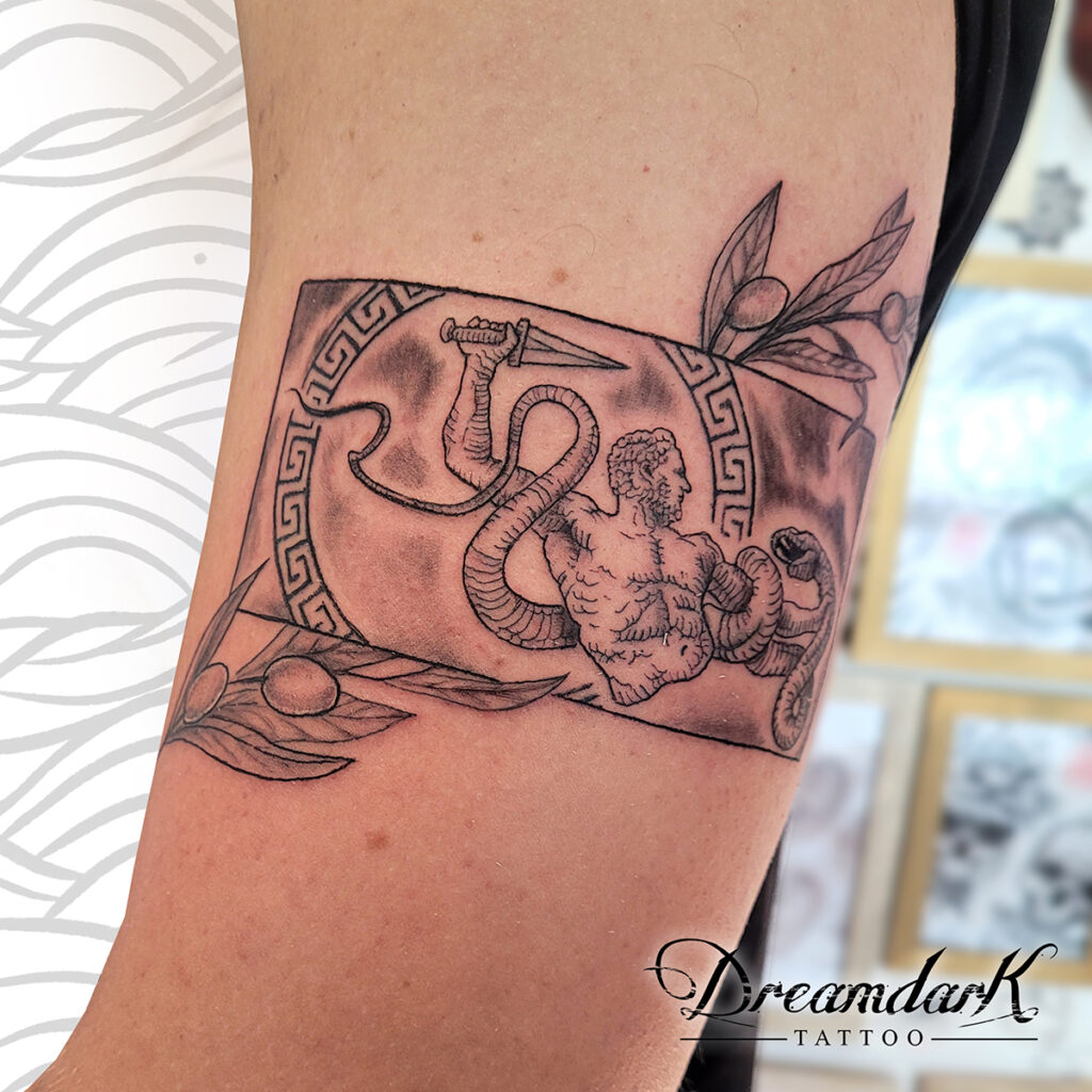 Tatoueuse Fine Line Strasbourg grec mythologie