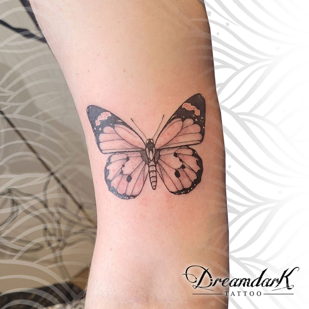 Tatoueuse Fine Line Strasbourg papillon