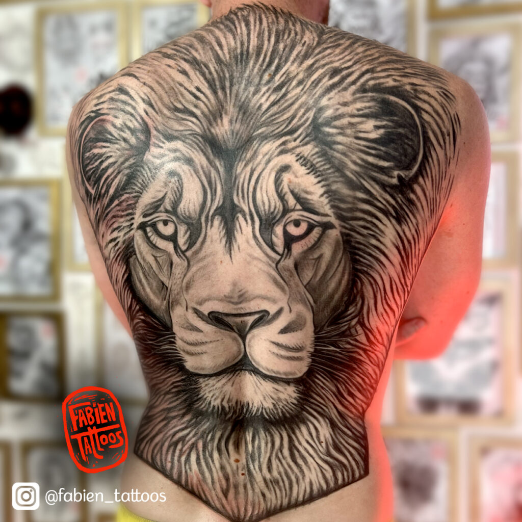 Tatouage lion réaliste dos entier tatoueur strasbourg Fabien Tattoos