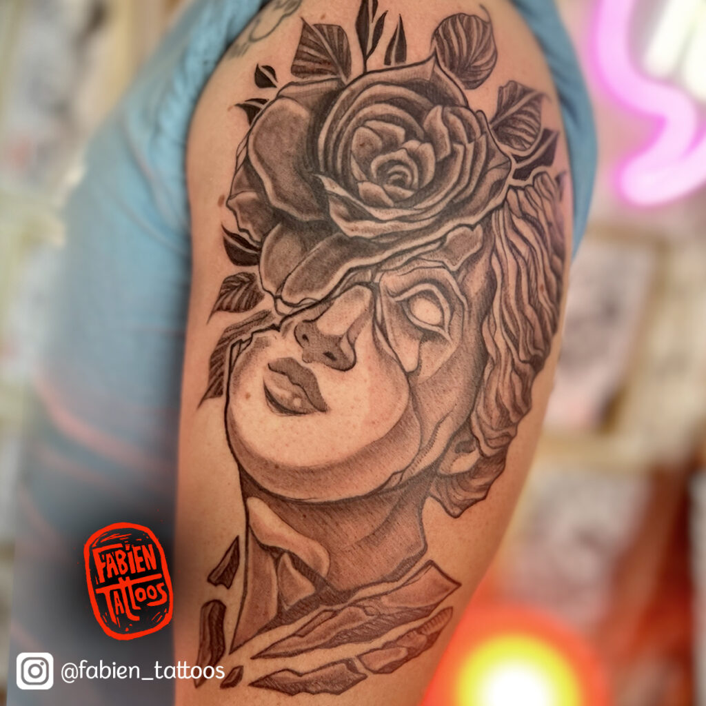 Tatouage statue Grecque realisate fleurs tatoueur Strasbourg Fabien Tattoos