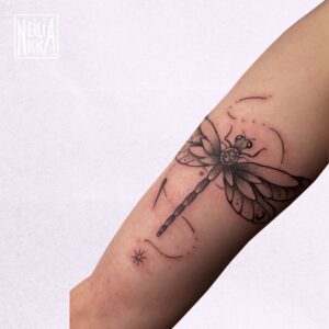 Tatoueuse strasbourg blackwork manga Neilikka libellule