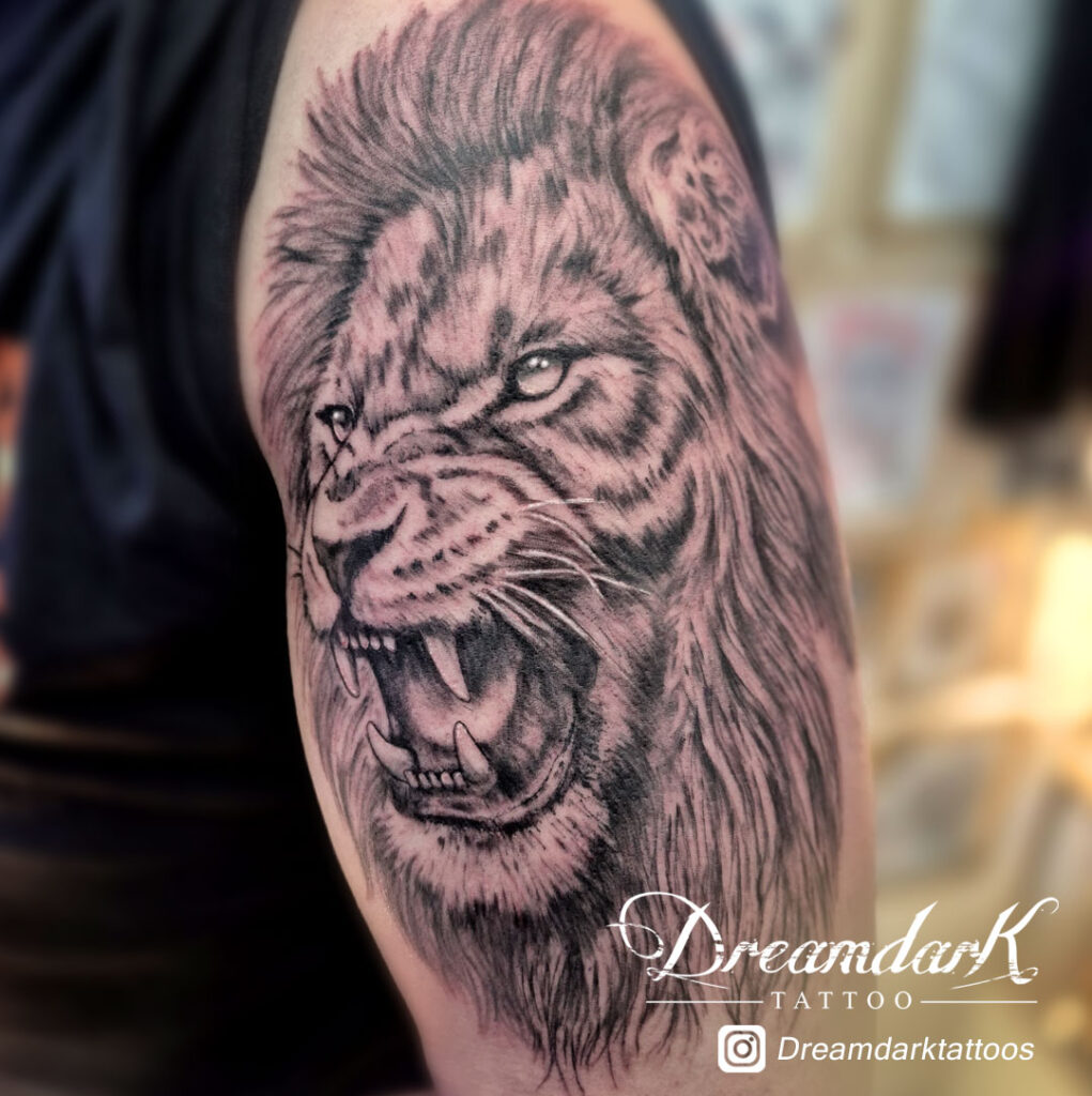 Tatouage Lion réaliste Strasbourg tatoueur Realiste Strasbourg DreamDarkTattoos Otakoo