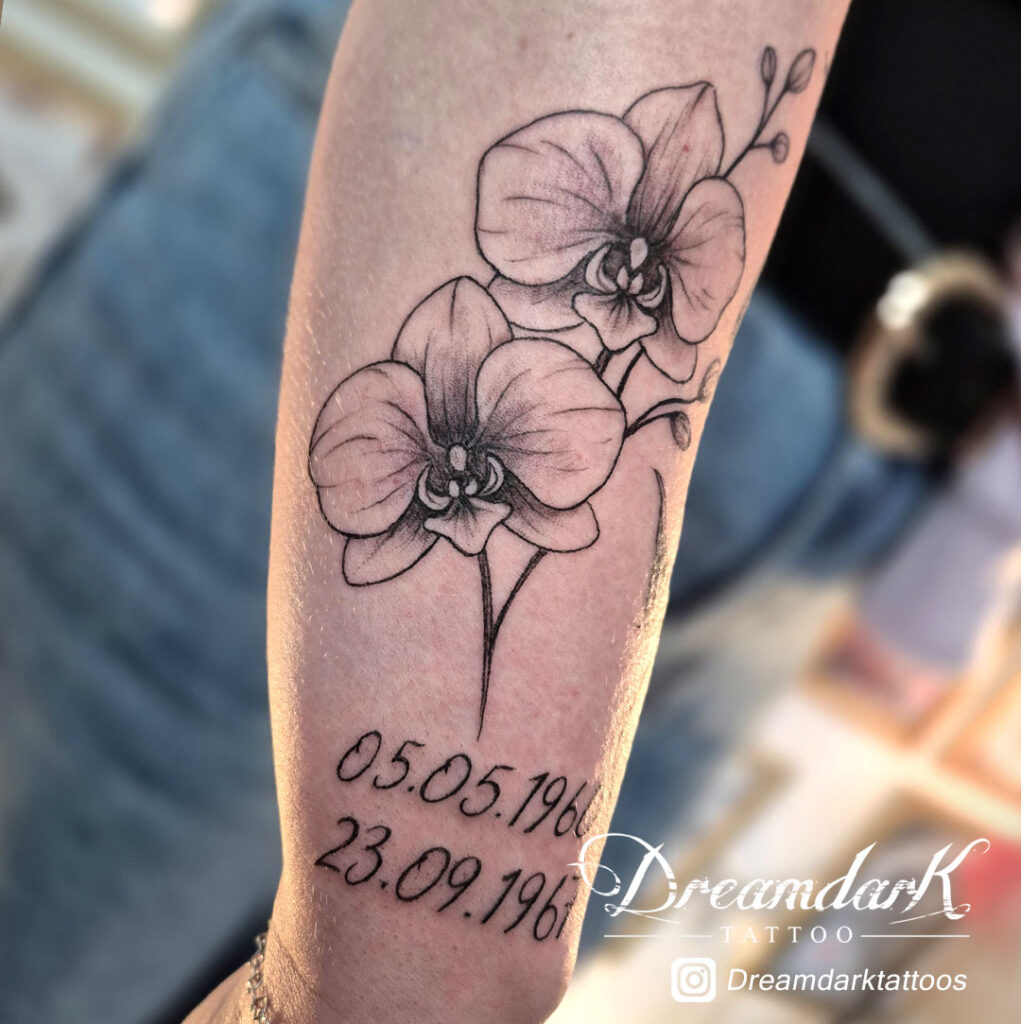 Tatouage floral lettral tatoueur tatoueuse strasbourg dream dark tattoos
