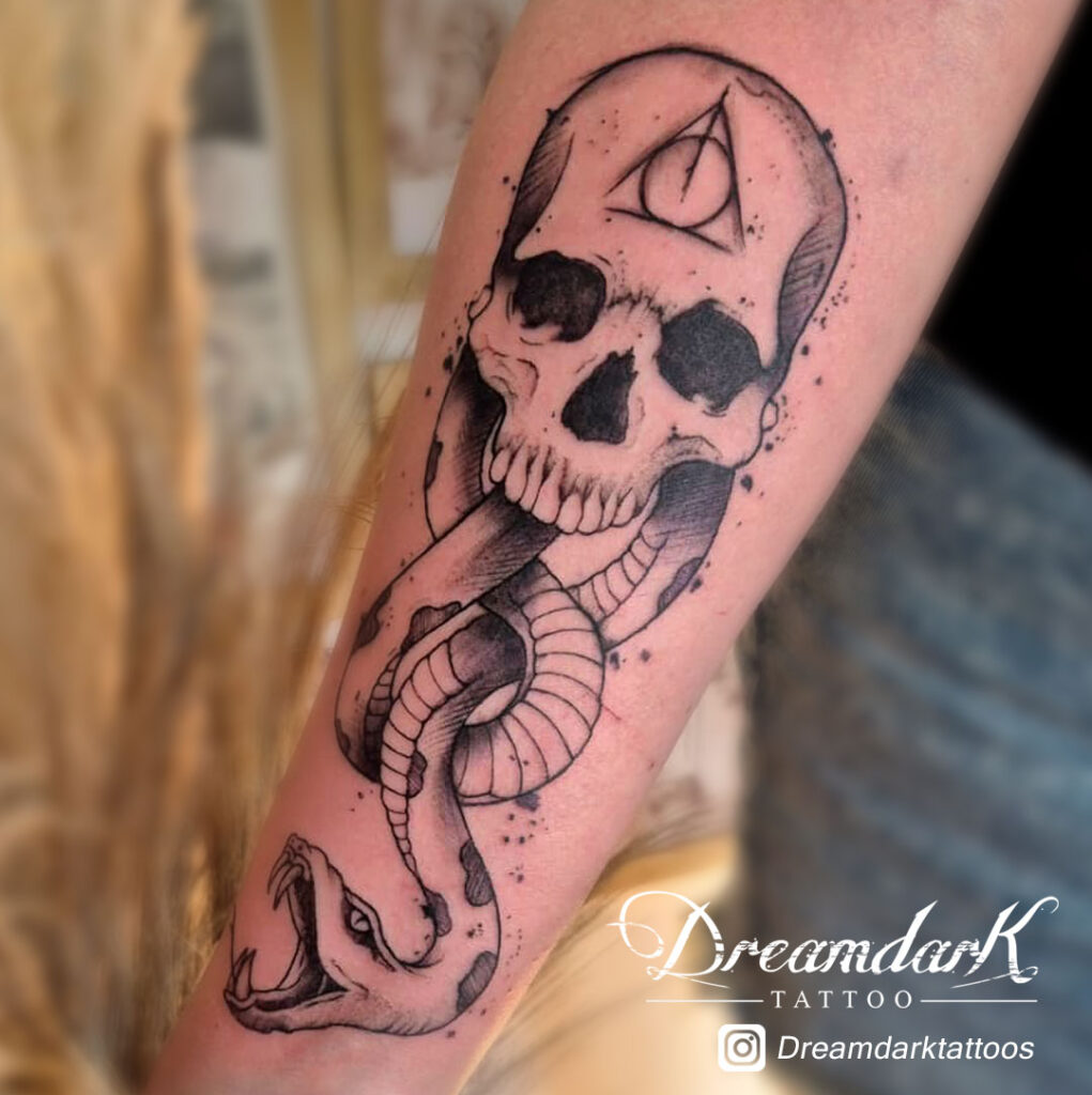 Tatouage serpent tete de mort realiste tatoueur tatoueuse strasbourg dream dark tattoos